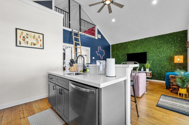 1072 Johnson Road, Gilchrist, TX 77617