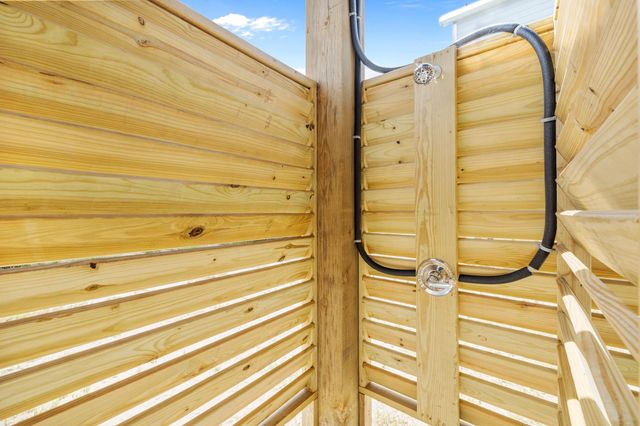 1072 Johnson Road, Gilchrist, TX 77617