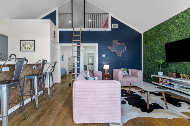 1072 Johnson Road, Gilchrist, TX 77617