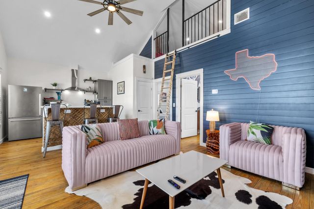 1072 Johnson Road, Gilchrist, TX 77617