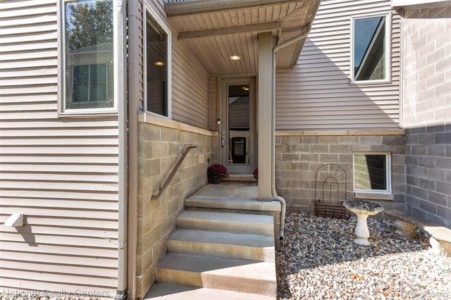 1316 E Lake Drive, Novi, MI 48377