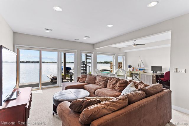 1316 E Lake Drive, Novi, MI 48377