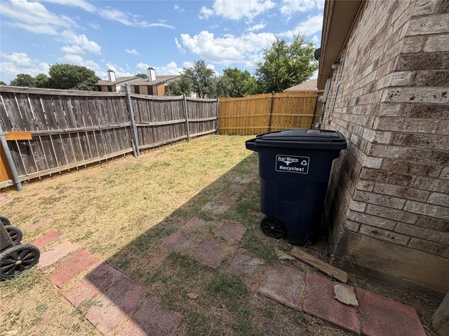 425 Signal Hill Court N, Fort Worth, TX 76112