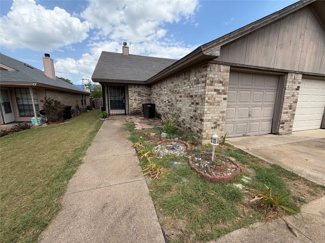 425 Signal Hill Court N, Fort Worth, TX 76112