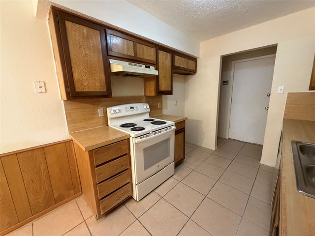 425 Signal Hill Court N, Fort Worth, TX 76112