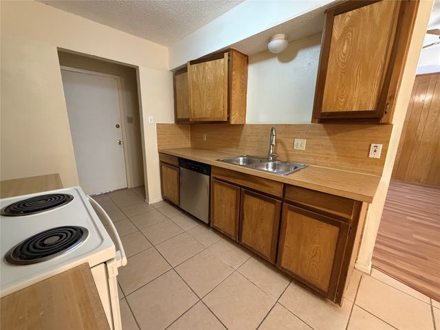 425 Signal Hill Court N, Fort Worth, TX 76112