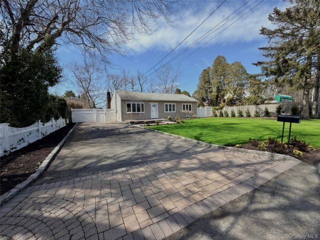 16 Lincoln Drive, Oakdale, NY 11769