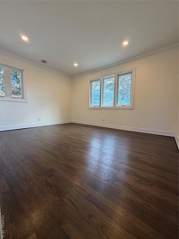 16 Lincoln Drive, Oakdale, NY 11769