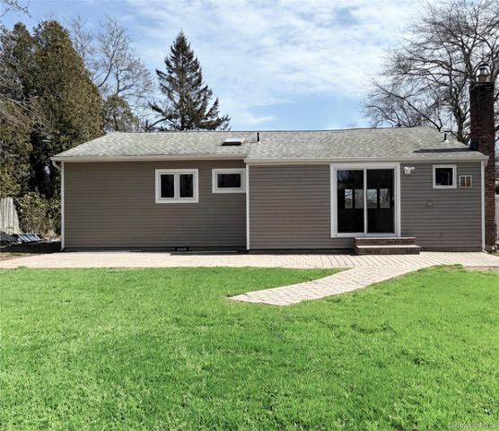 16 Lincoln Drive, Oakdale, NY 11769