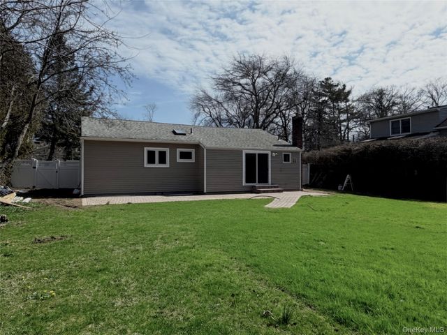 16 Lincoln Drive, Oakdale, NY 11769