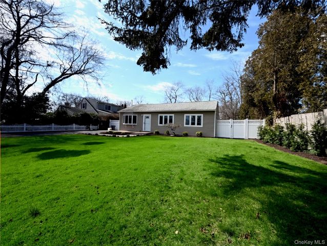 16 Lincoln Drive, Oakdale, NY 11769