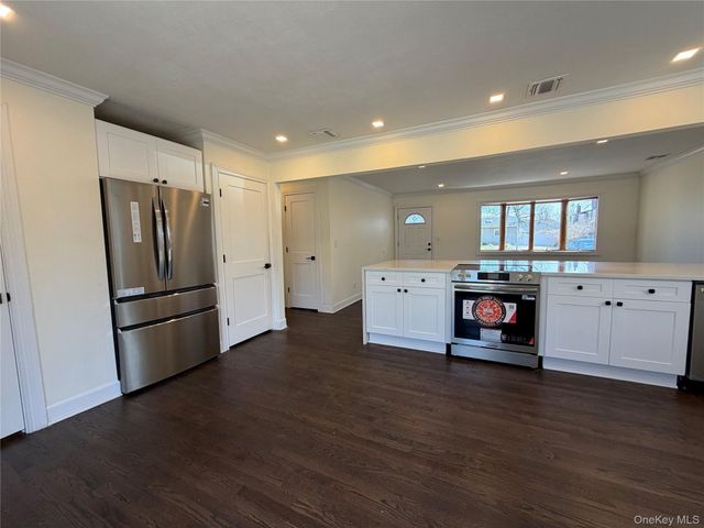 16 Lincoln Drive, Oakdale, NY 11769
