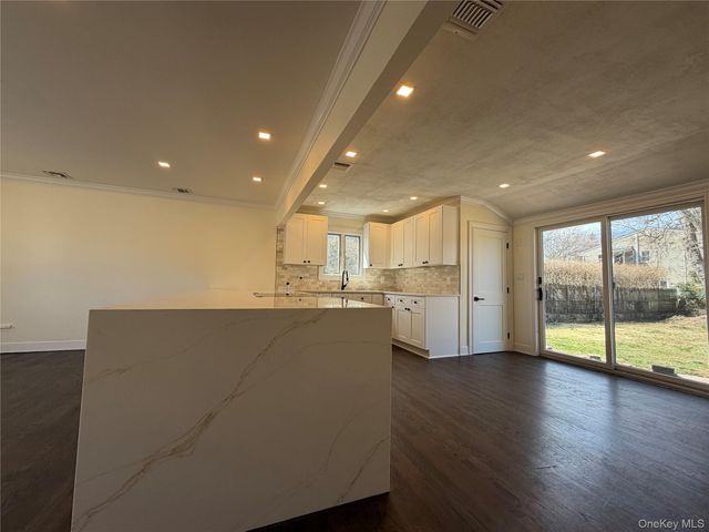16 Lincoln Drive, Oakdale, NY 11769