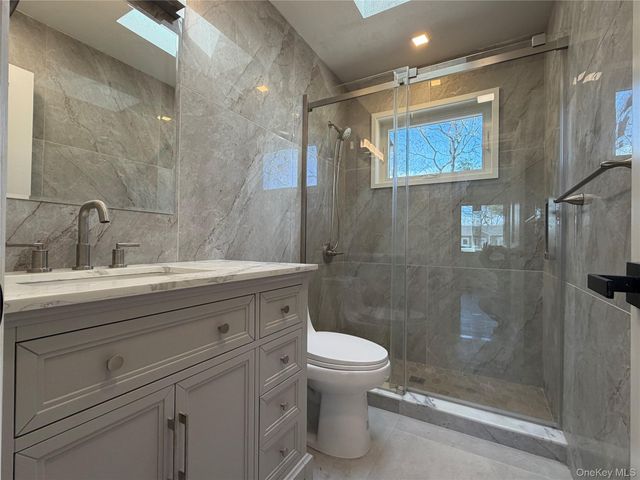 16 Lincoln Drive, Oakdale, NY 11769