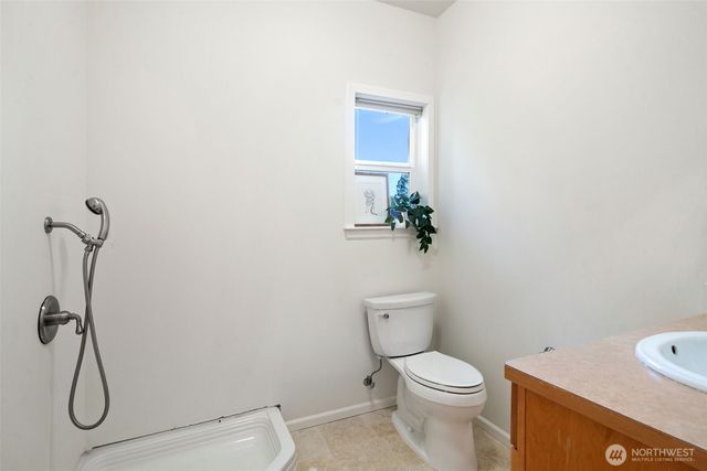 180 E Westlake Drive N, Allyn, WA 98528