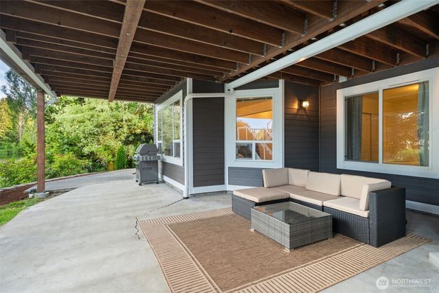 180 E Westlake Drive N, Allyn, WA 98528