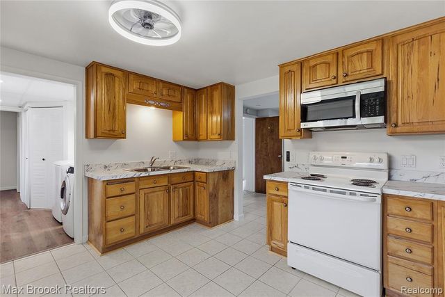 1392 Maple Grove Road, Lapeer, MI 48446