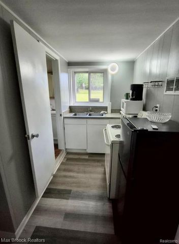 1392 Maple Grove Road, Lapeer, MI 48446