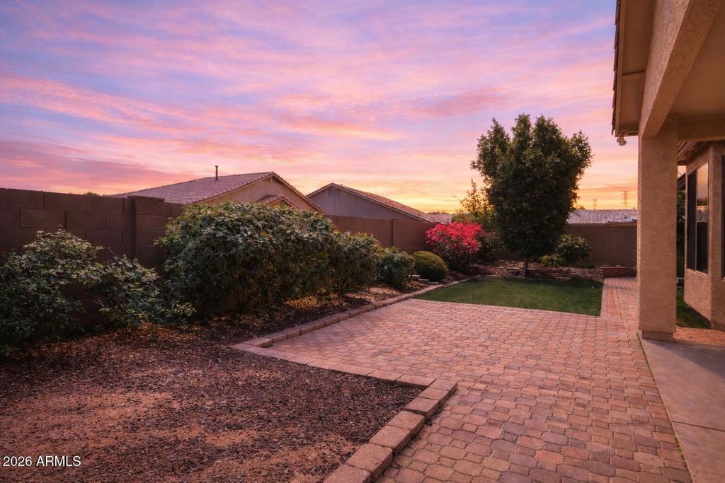 Image 13 of property listing at 6013 W PARK VIEW Lane, Glendale, AZ 85310