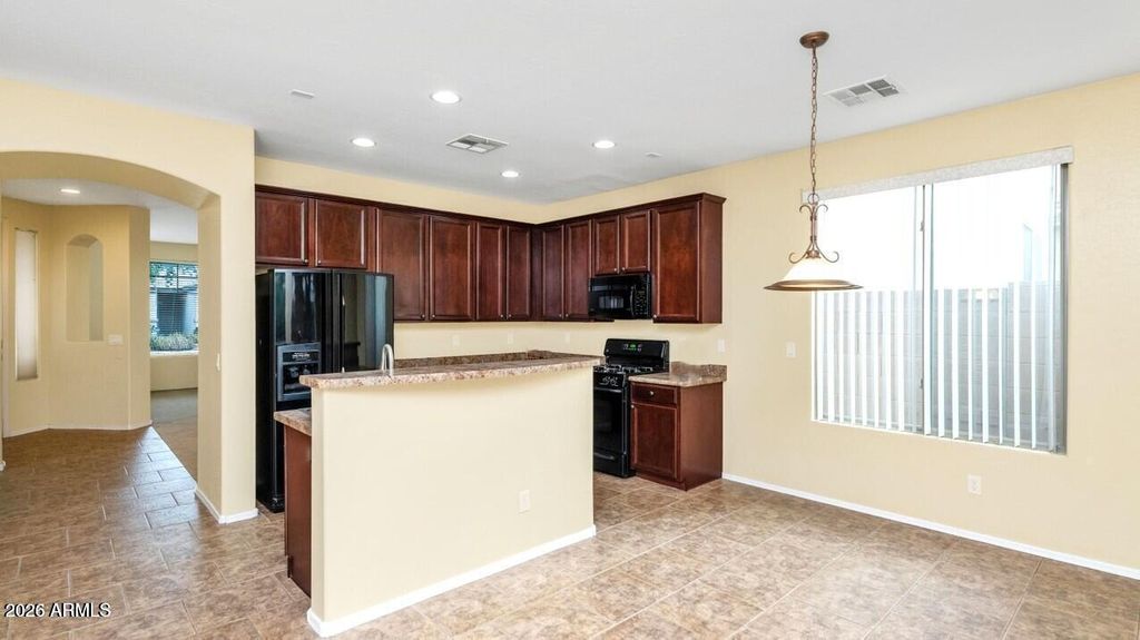 Image 5 of property listing at 6013 W PARK VIEW Lane, Glendale, AZ 85310