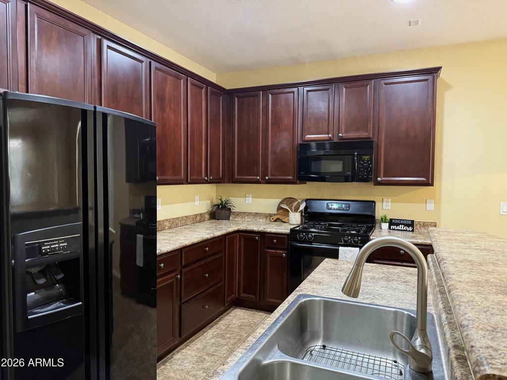 Image 6 of property listing at 6013 W PARK VIEW Lane, Glendale, AZ 85310