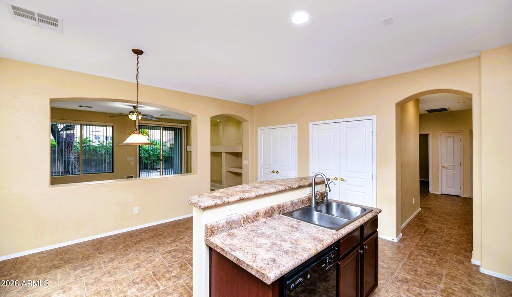 Image 7 of property listing at 6013 W PARK VIEW Lane, Glendale, AZ 85310
