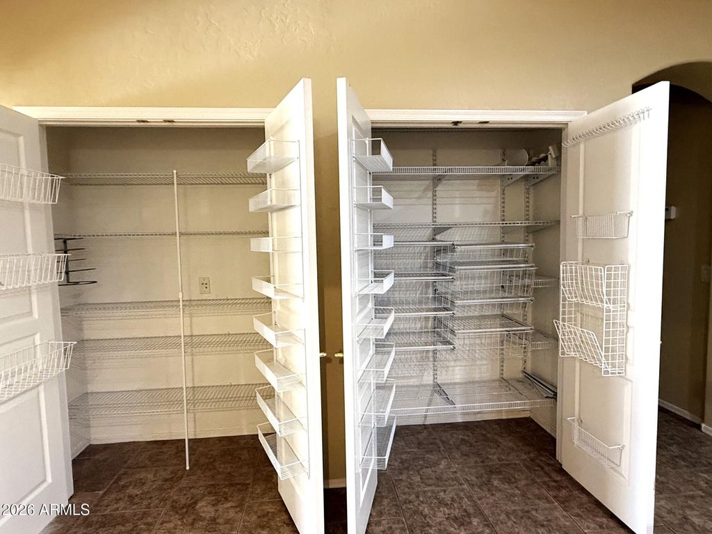 Image 8 of property listing at 6013 W PARK VIEW Lane, Glendale, AZ 85310