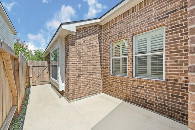 8618 E Highlands Crossing, Highlands, TX 77562