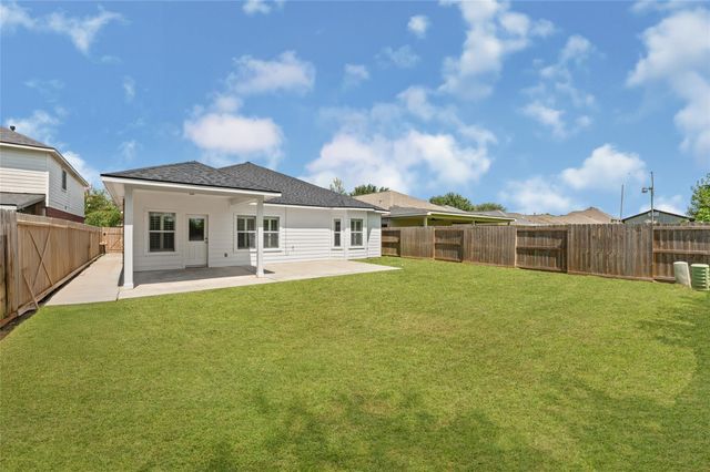 8618 E Highlands Crossing, Highlands, TX 77562