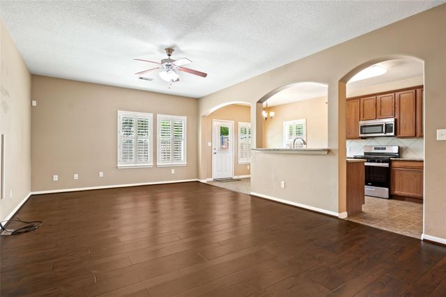 8618 E Highlands Crossing, Highlands, TX 77562