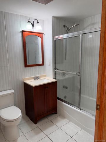 35-19 Leavitt Street 4J, Flushing, NY 11354
