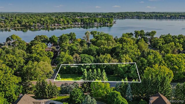 2491 Hoover Avenue, West Bloomfield, MI 48324