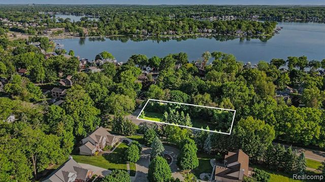 2491 Hoover Avenue, West Bloomfield, MI 48324