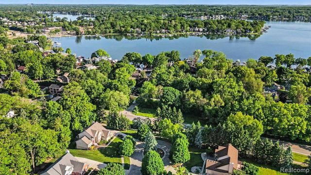 2491 Hoover Avenue, West Bloomfield, MI 48324