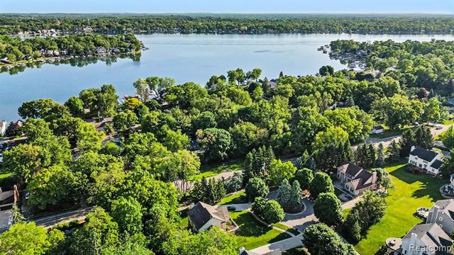 2491 Hoover Avenue, West Bloomfield, MI 48324