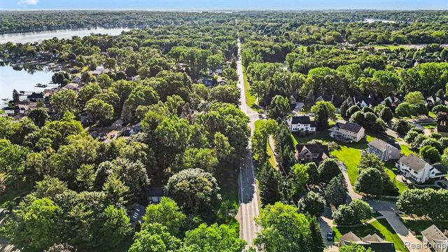 2491 Hoover Avenue, West Bloomfield, MI 48324