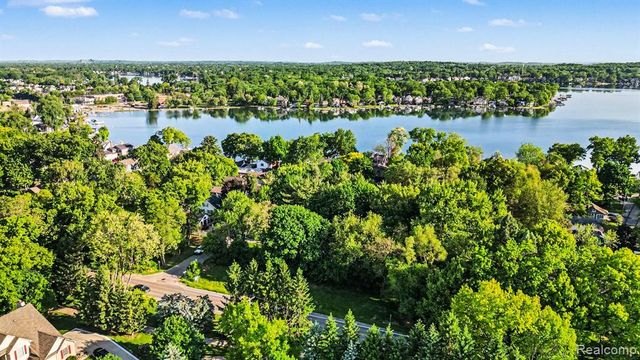 2491 Hoover Avenue, West Bloomfield, MI 48324