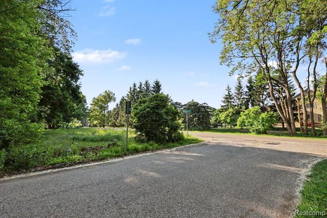 2491 Hoover Avenue, West Bloomfield, MI 48324