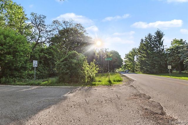 2491 Hoover Avenue, West Bloomfield, MI 48324