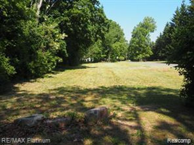 2491 Hoover Avenue, West Bloomfield, MI 48324