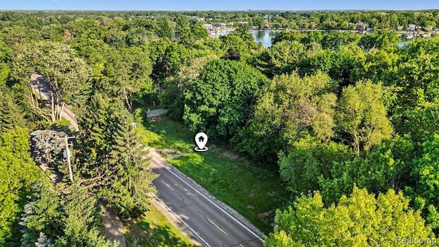 2491 Hoover Avenue, West Bloomfield, MI 48324