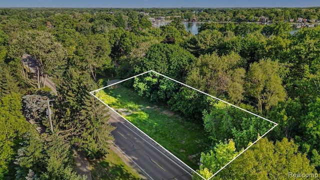 2491 Hoover Avenue, West Bloomfield, MI 48324