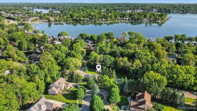 2491 Hoover Avenue, West Bloomfield, MI 48324