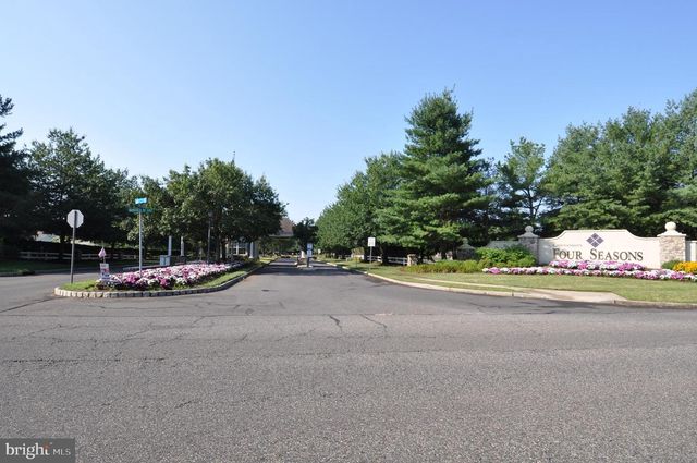 17 BARBARY LN, Columbus, NJ 08022