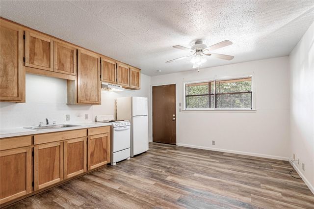 120 Mcadams Lane J, Huntsville, TX 77320