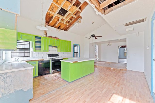 222 E Southland Avenue, Alvin, TX 77511