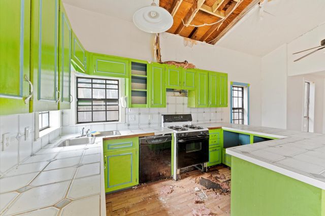 222 E Southland Avenue, Alvin, TX 77511