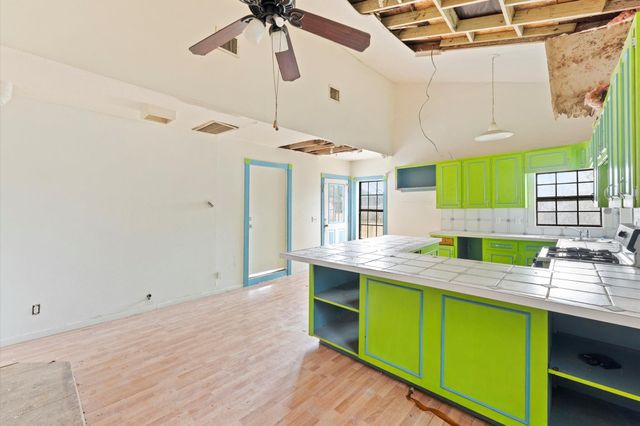 222 E Southland Avenue, Alvin, TX 77511