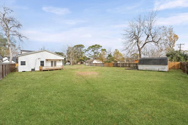 222 E Southland Avenue, Alvin, TX 77511