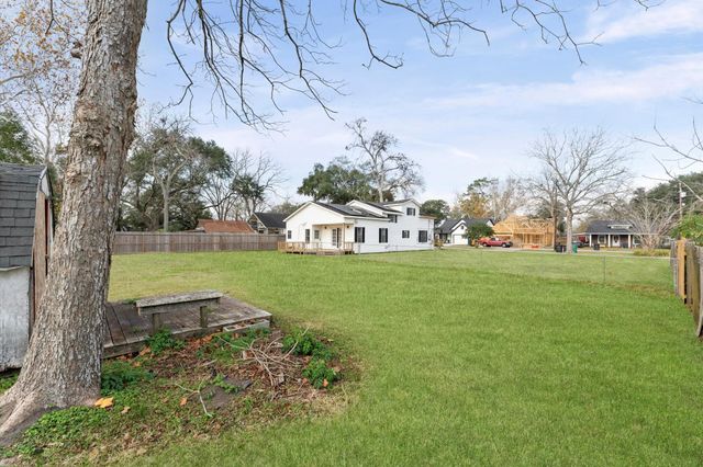 222 E Southland Avenue, Alvin, TX 77511